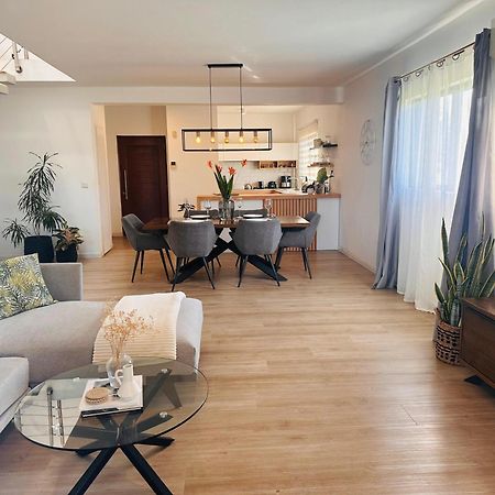 Modern Villa In Grand Bay - Short Walk To Beach Bagian luar foto