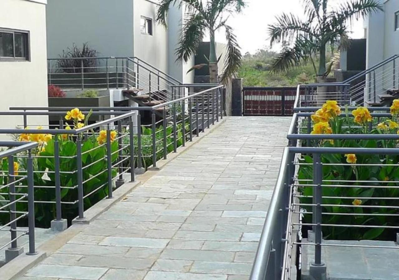 Modern Villa In Grand Bay - Short Walk To Beach Bagian luar foto