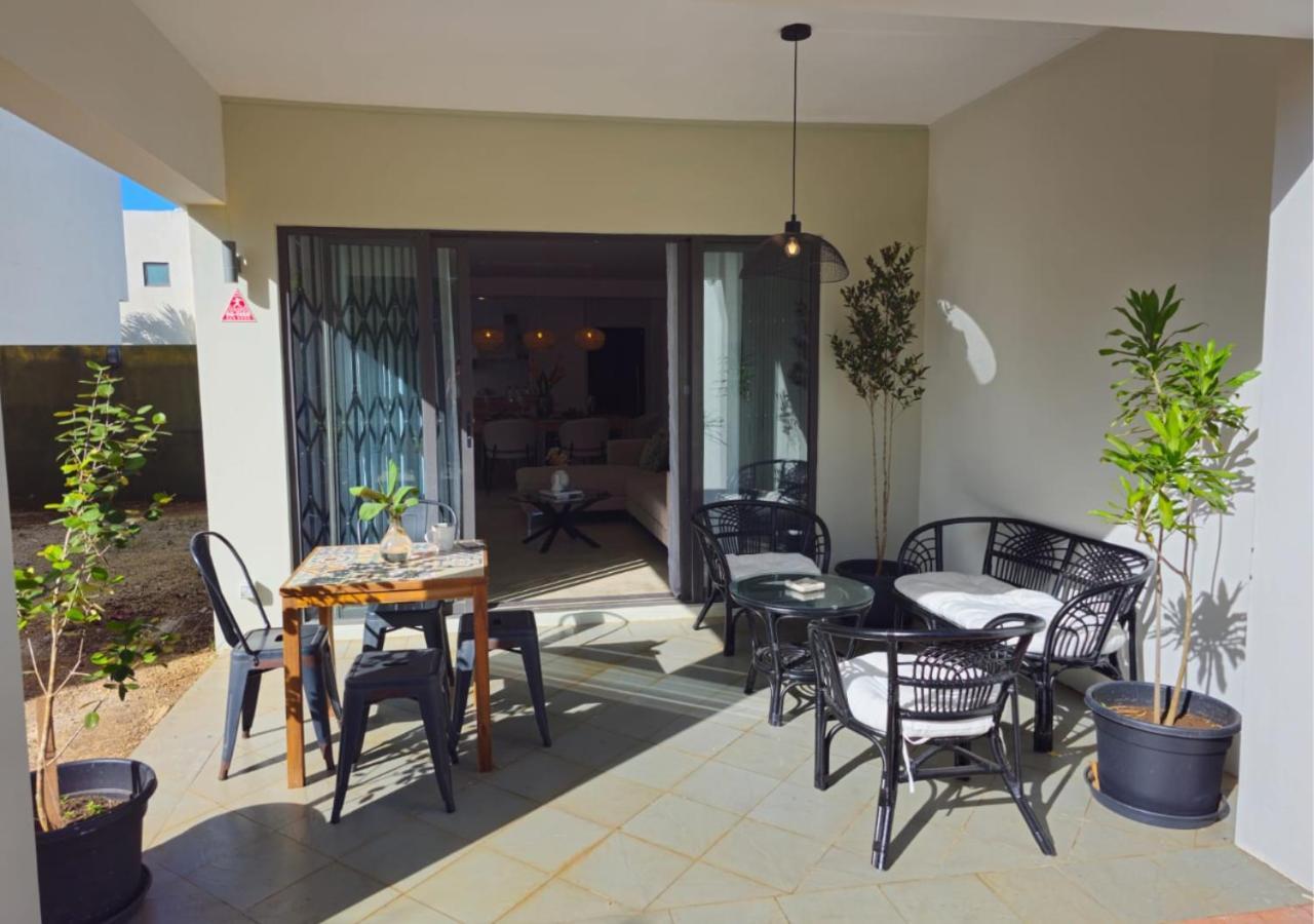 Modern Villa In Grand Bay - Short Walk To Beach Bagian luar foto