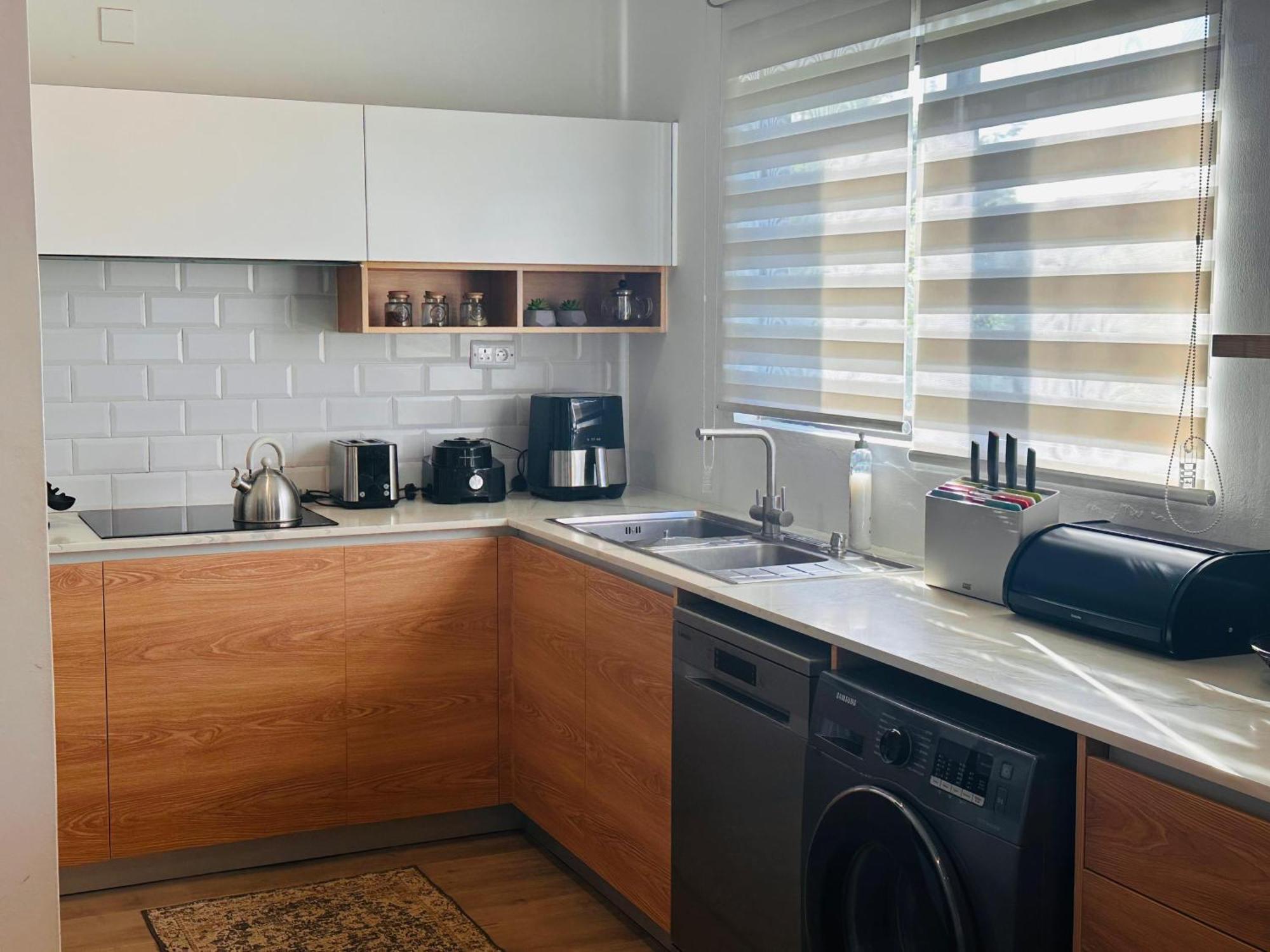 Modern Villa In Grand Bay - Short Walk To Beach Bagian luar foto