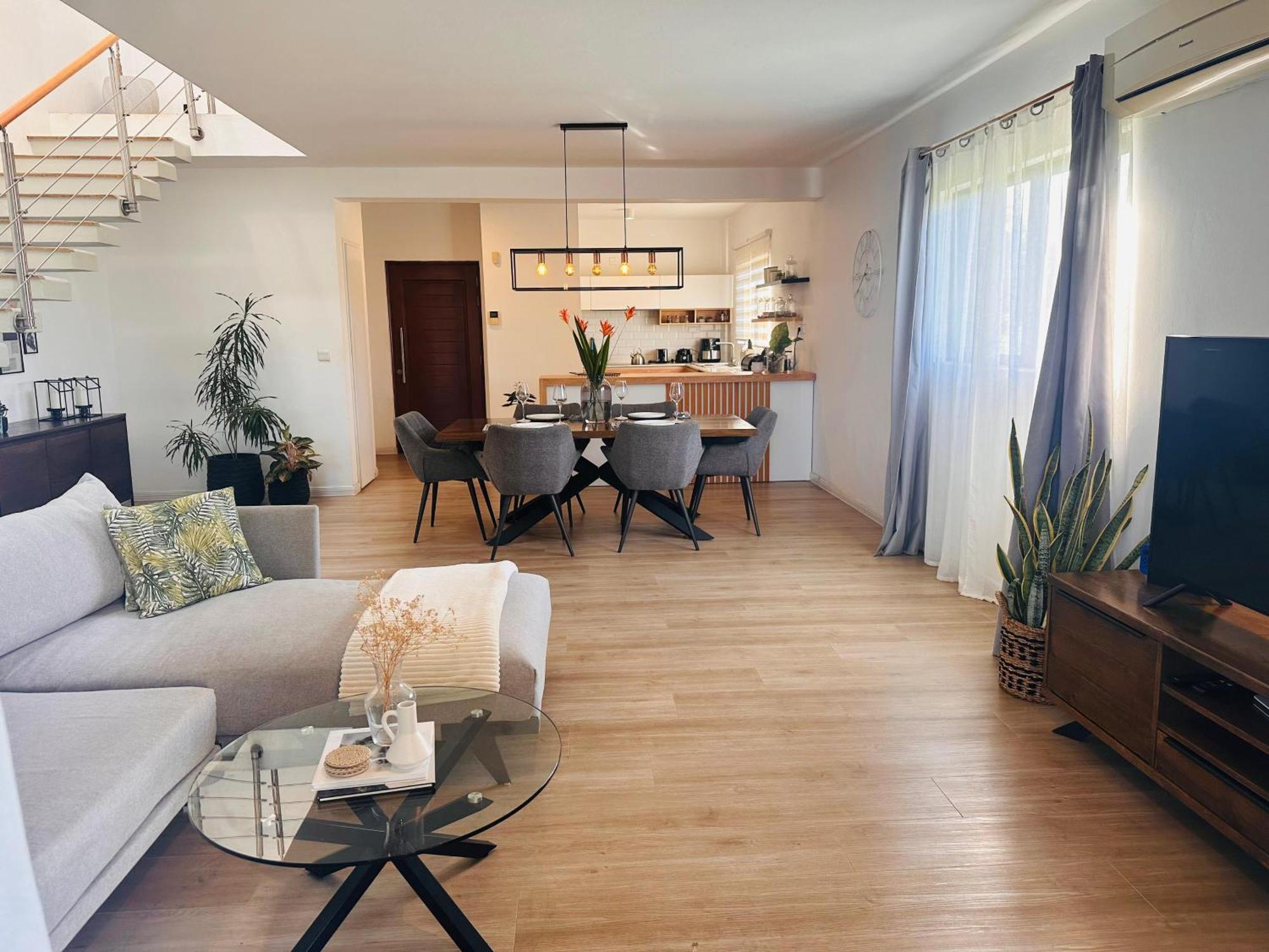 Modern Villa In Grand Bay - Short Walk To Beach Bagian luar foto