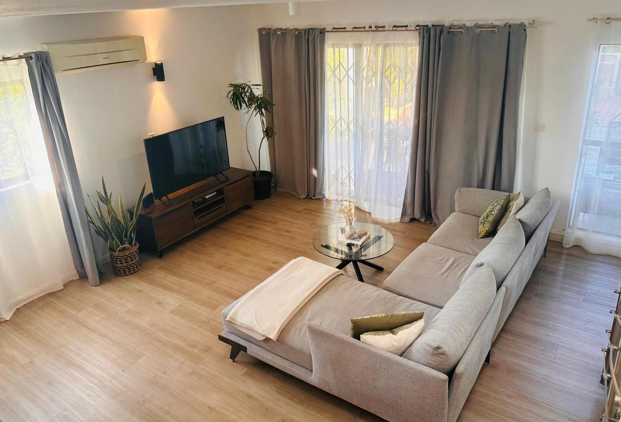 Modern Villa In Grand Bay - Short Walk To Beach Bagian luar foto